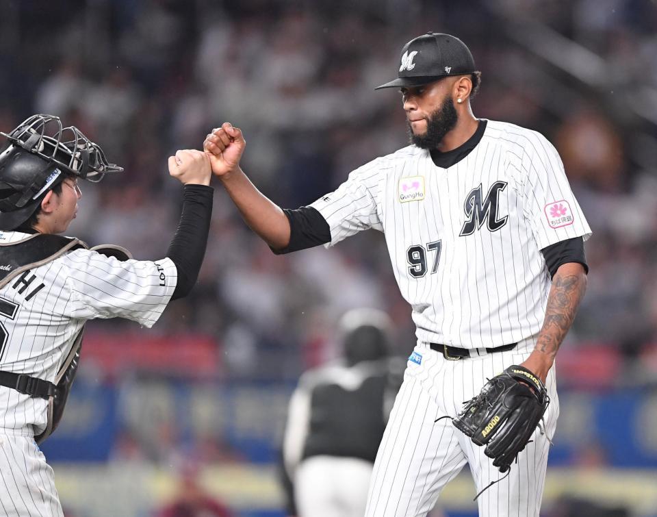 　７回、村林を二ゴロに打ち取り、寺地（左）とグータッチを交わすゲレーロ（撮影・開出牧）