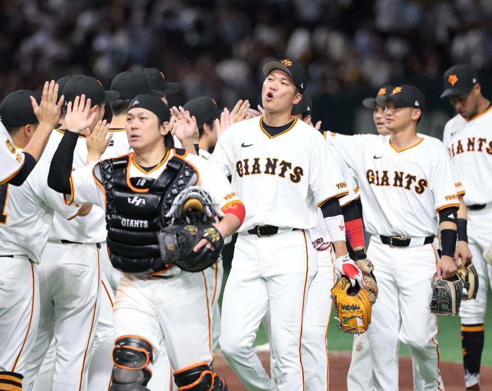 連敗を止め、タッチを交わす坂本（中央）らナイン