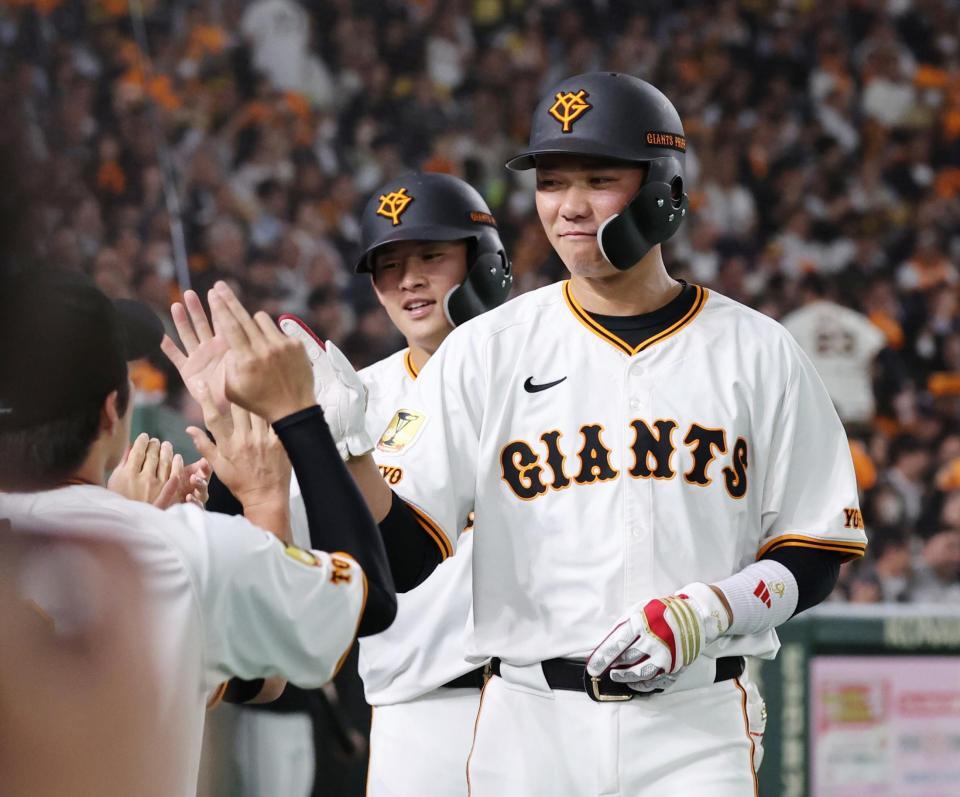 ４回、泉口の適時打で生還し、ナインに迎えられる三走・坂本（手前）