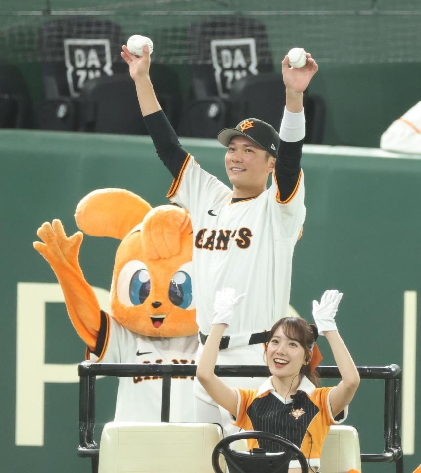 　声援に応える坂本（撮影・金田祐二）