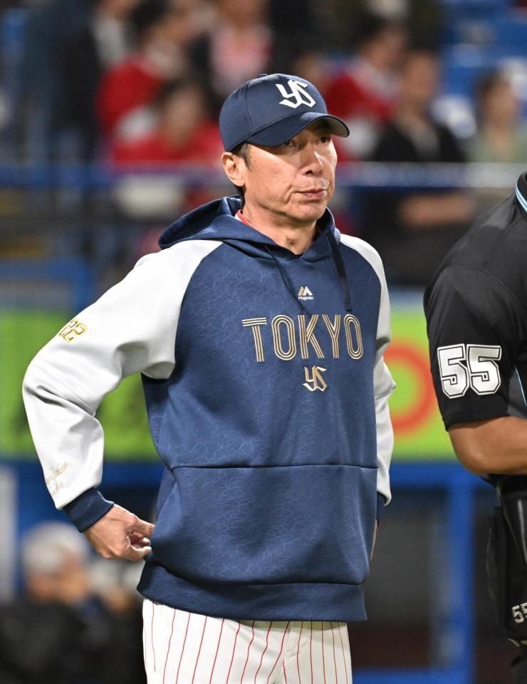 ７回裏を終え、選手交代を告げる高津監督