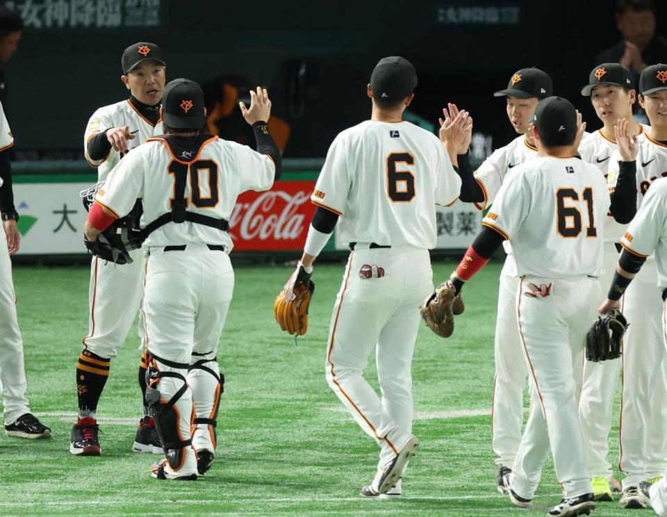 　甲斐（１０）、坂本（６）らを迎える阿部監督（左端）＝撮影・金田祐二