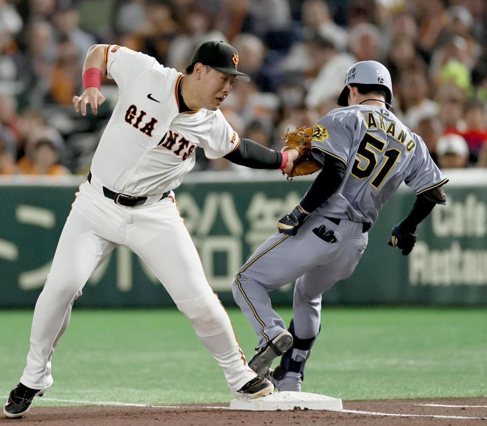 　タッチしようとして中野と交錯するする岡本＝６日