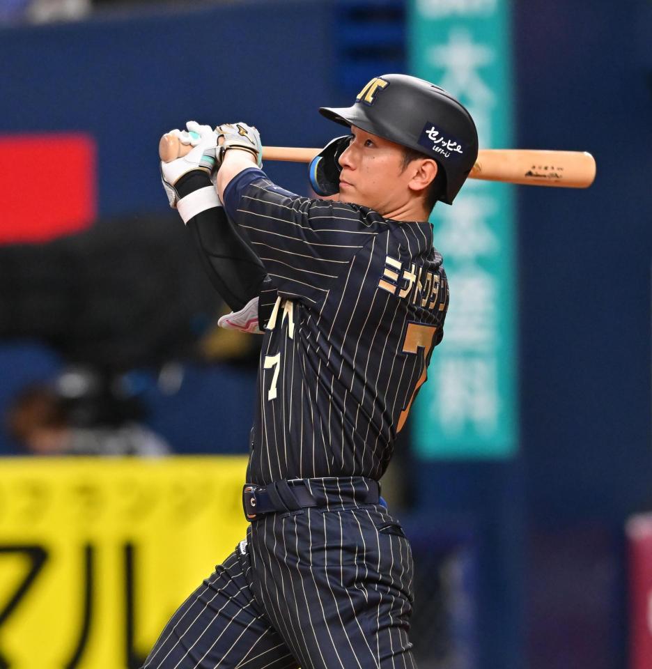 　８回、適時二塁打を放つ西川（撮影・西田忠信）