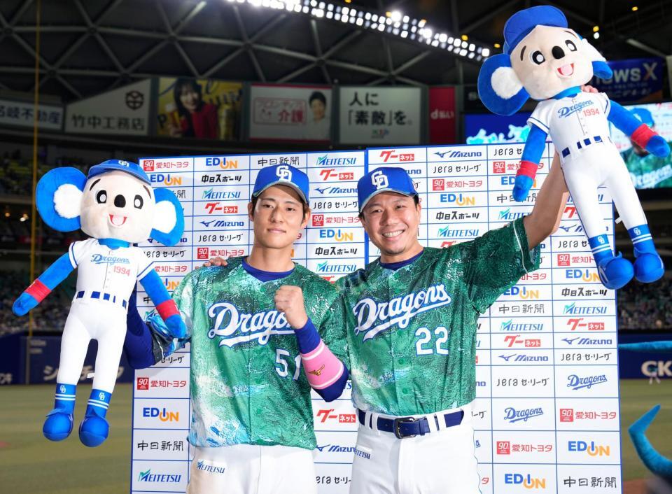 　ＤｅＮＡに勝利し、お立ち台でポーズをとる大野（右）と上林