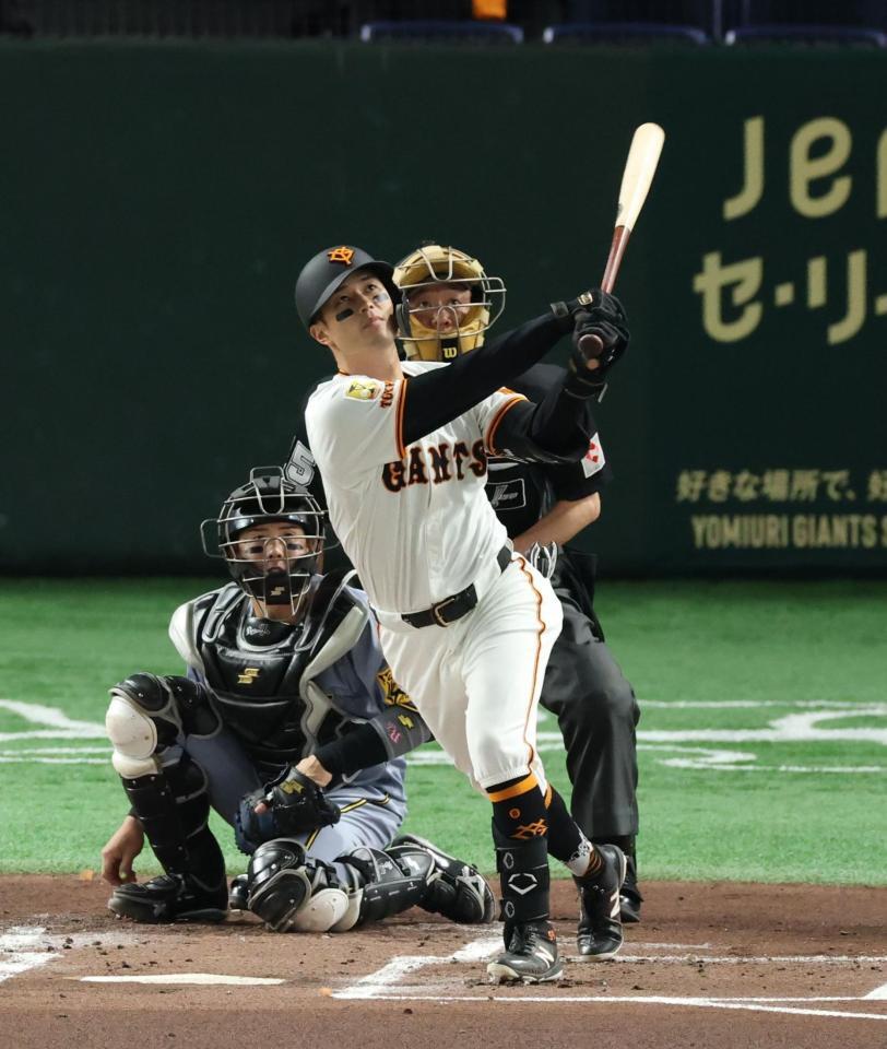 　１回、左越えに先制２ランを放つ若林（撮影・金田祐二）