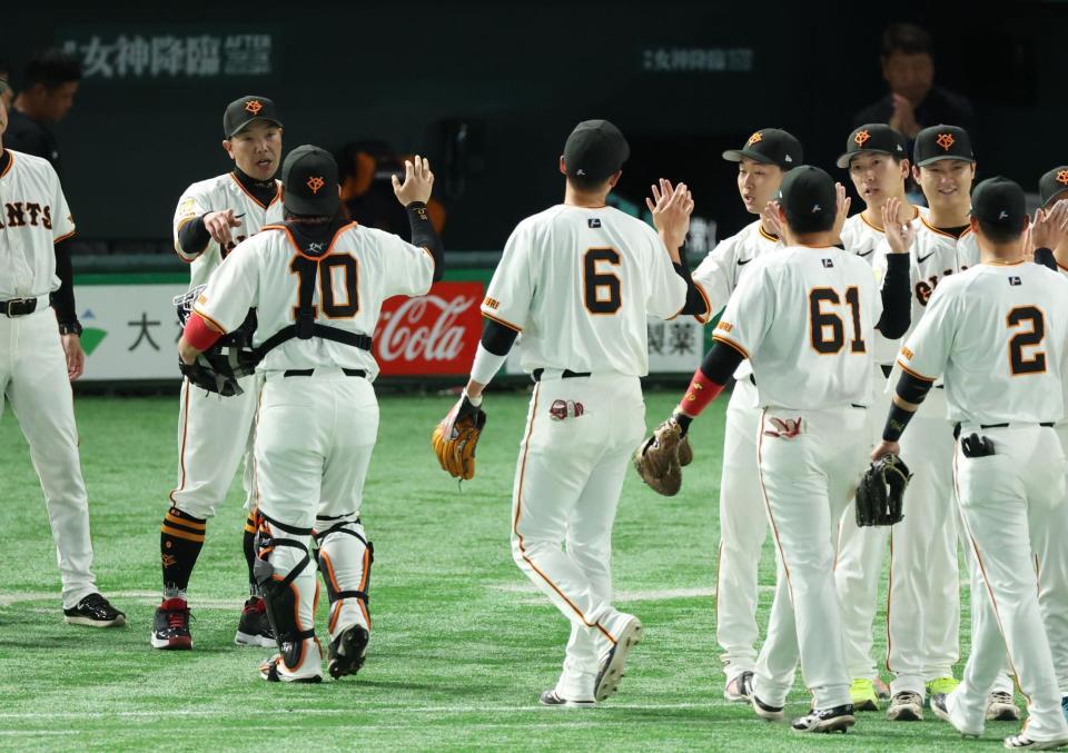 　甲斐（１０）、坂本（６）を迎える阿部監督、山崎（撮影・金田祐二）