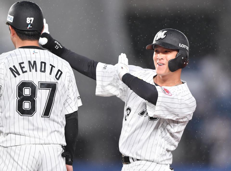 １回、先制の左前適時打を放ちポーズを決める石川慎（右）＝撮影・開出牧