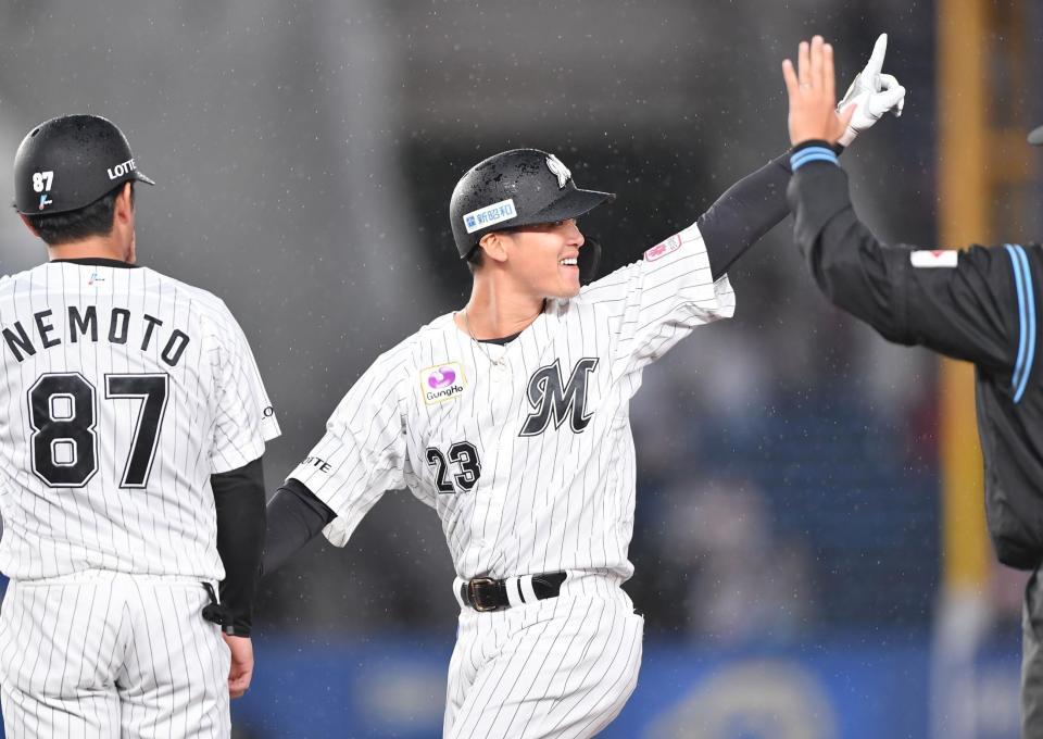 　１回、先制の左前適時打を放ちスタンドの歓声に応える石川慎（撮影・開出牧）