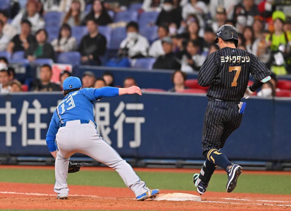 　１２回、西川（右）の打球でベースカバーに入る生田目（撮影・西田忠信）