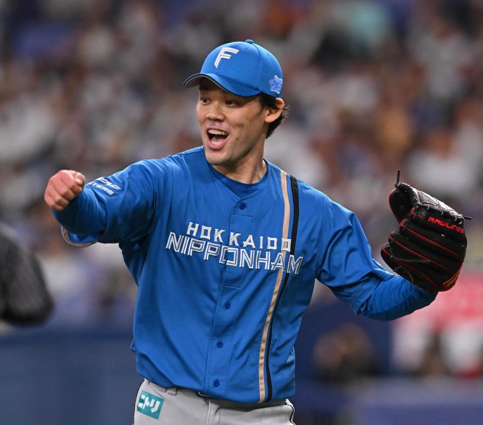 　１１回を無失点で切り抜け、笑顔を見せる福谷（撮影・西田忠信）