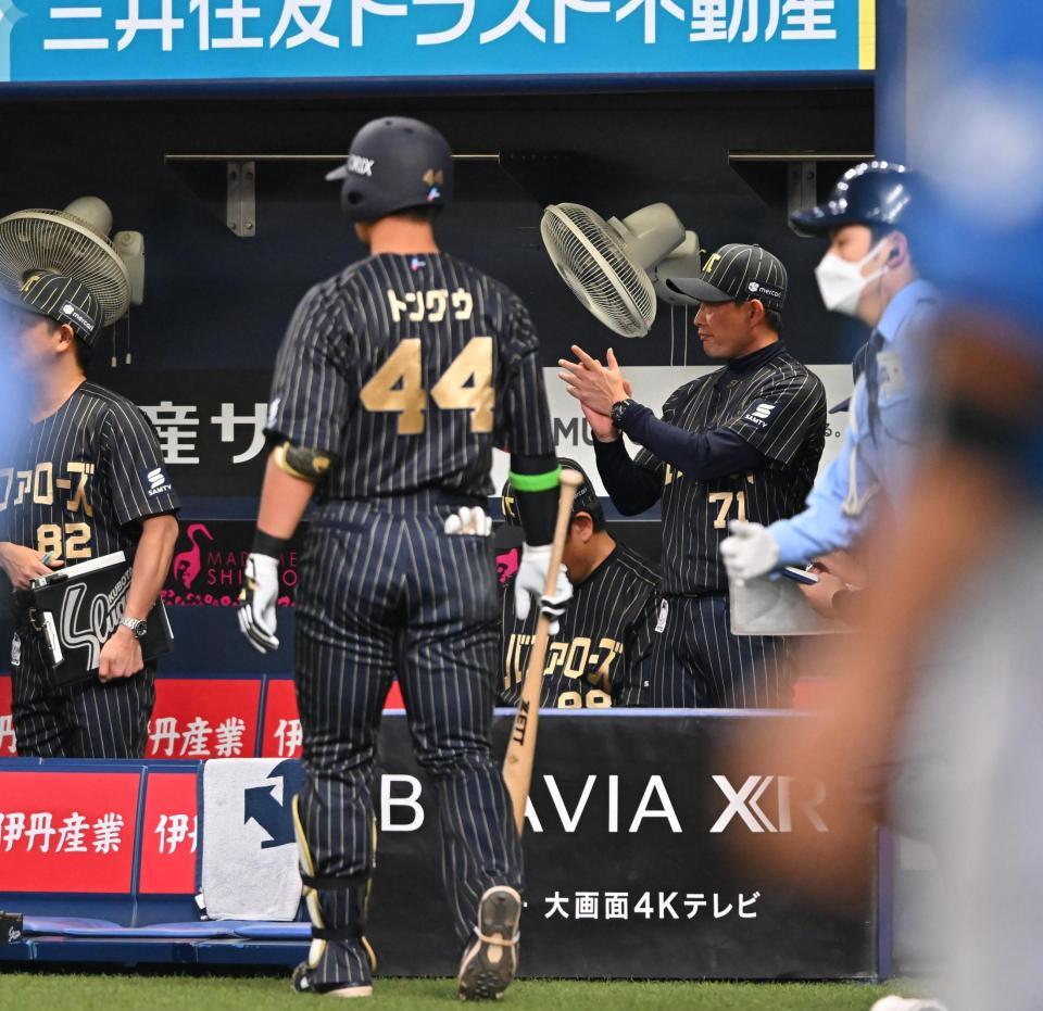 　日本ハムと引き分けに終わり、選手をねぎらう岸田監督（右）＝撮影・西田忠信