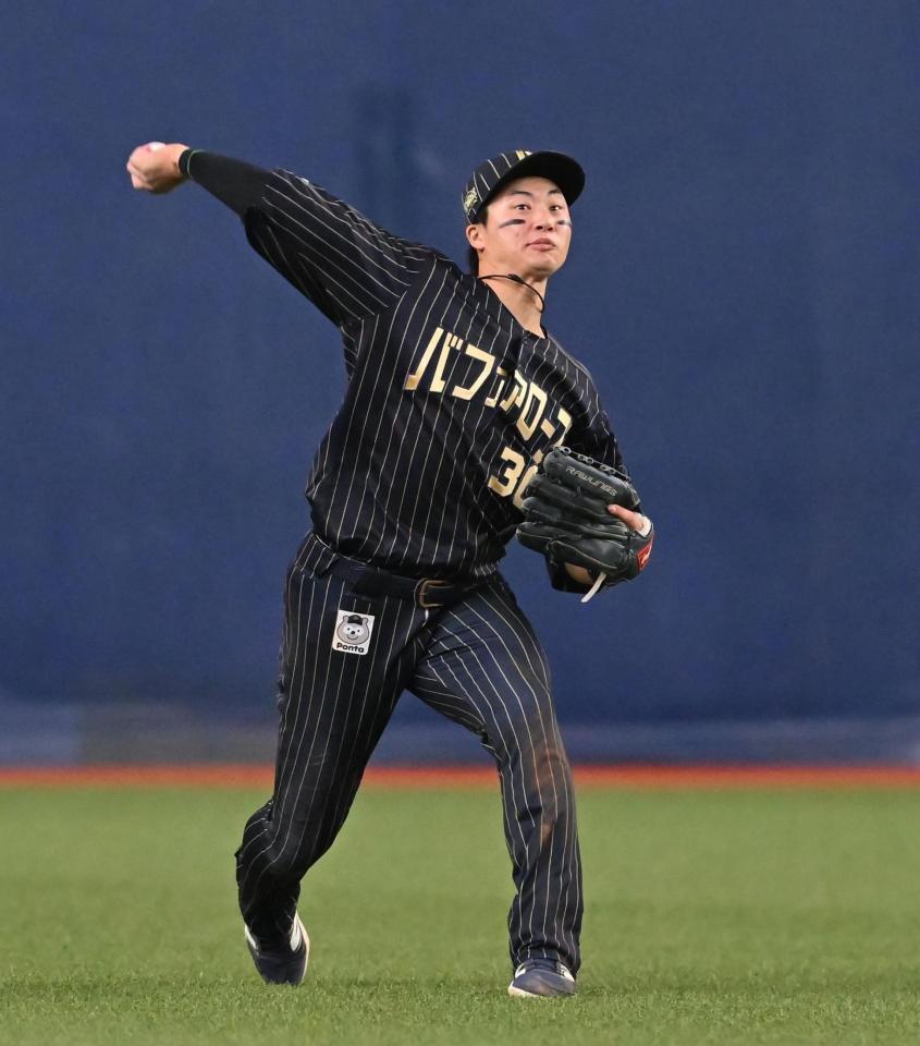 　１２回、レイエスの打球を本塁へ好返球する広岡（撮影・西田忠信）