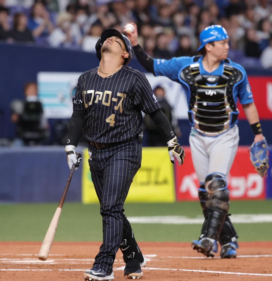 　１０回、サヨナラの好機に三振に倒れ、天を仰ぐ森（撮影・坂部計介）