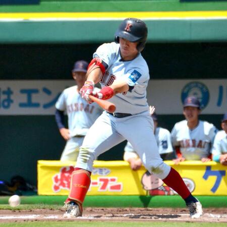 　鋭いスイングを繰り出す近大・勝田