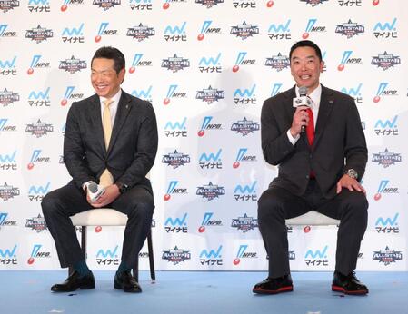 　笑顔でトークする小久保監督と阿部監督（撮影・金田祐二）