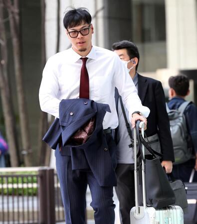 　新幹線の乗り口へ向かう佐藤輝（撮影・田中太一）