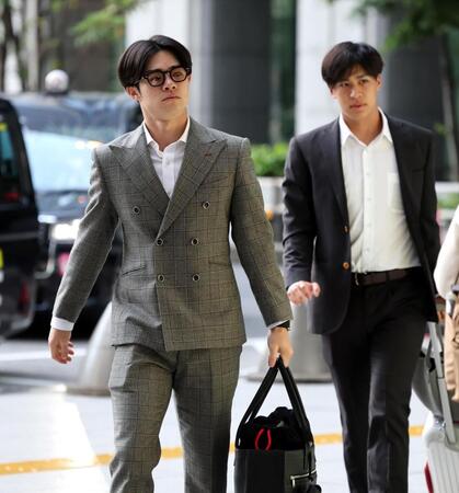 　死球から一夜明け、帰阪する中野。右は植田（撮影・田中太一）