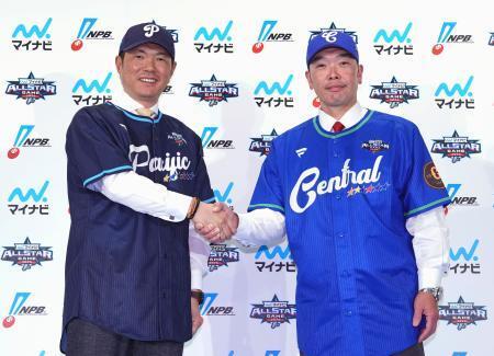 　「マイナビオールスターゲーム２０２５」の記者会見で握手する全パのソフトバンク・小久保監督（左）と全セの巨人・阿部監督＝８日、東京都内のホテル