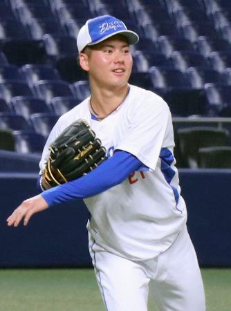 　コンタクトレンズを着けて練習する中日ドラフト１位の金丸＝バンテリンドーム