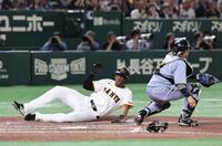 　４回、坂本の二塁打でヘルナンデスが勝ち越しの生還