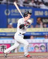 　６回、右越え２ランを放つ藤岡（撮影・開出牧）