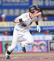 　６回、右前適時打を放つ高部（撮影・開出牧）