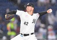 　雨のマウンドで力投するサモンズ（撮影・開出牧）