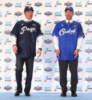 　オールスターの練習用ユニホームに袖を通した小久保監督と阿部監督（撮影・金田祐二）