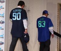 　オールスターの練習用ユニホームに袖を通した小久保監督と阿部監督（撮影・金田祐二）