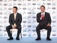 　笑顔でトークする小久保監督と阿部監督（撮影・金田祐二）