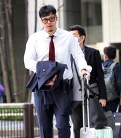 　新幹線の乗り口へ向かう佐藤輝（撮影・田中太一）