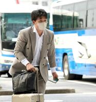 　改札口へ急ぐ森下（撮影・田中太一）