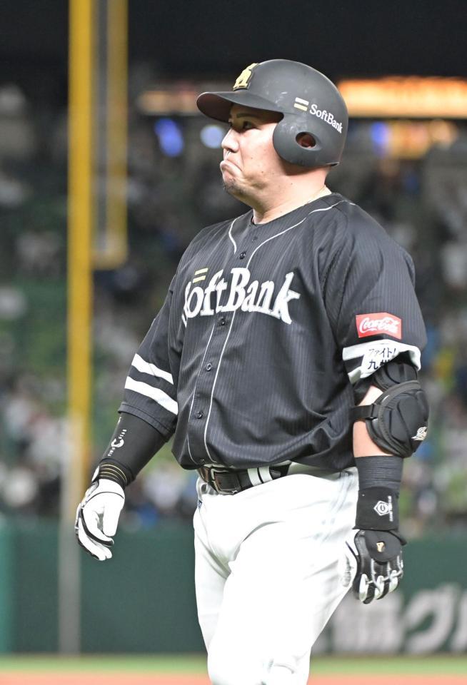 　６回、中飛に倒れる山川（撮影・持木克友）