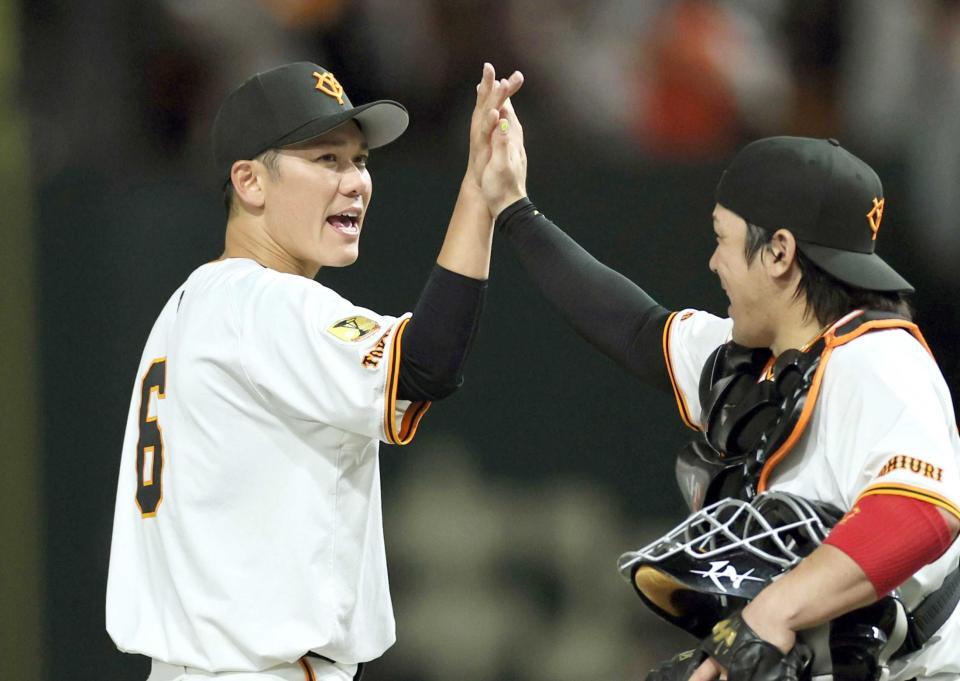 　チームの勝利に貢献した坂本は甲斐とタッチを交わす（撮影・田中太一）