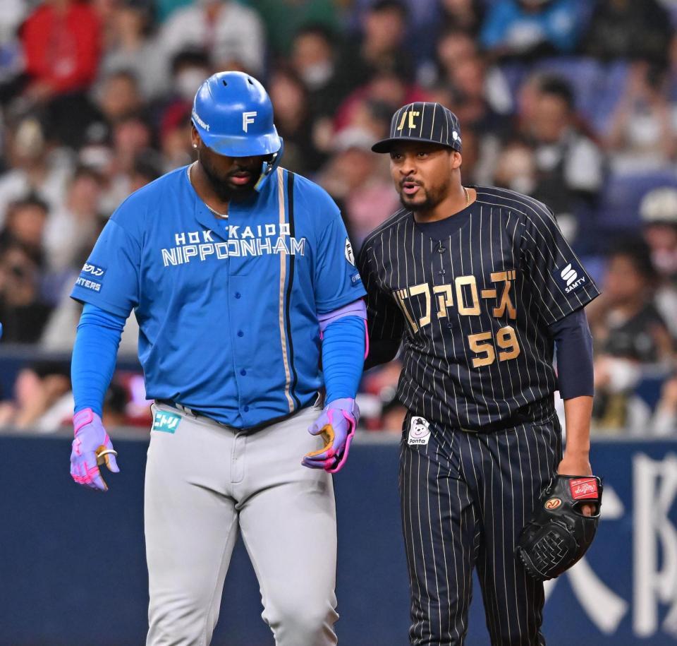 　１０回、三ゴロに抑えたレイエス（左）に声をかけるペルドモ（撮影・西田忠信）