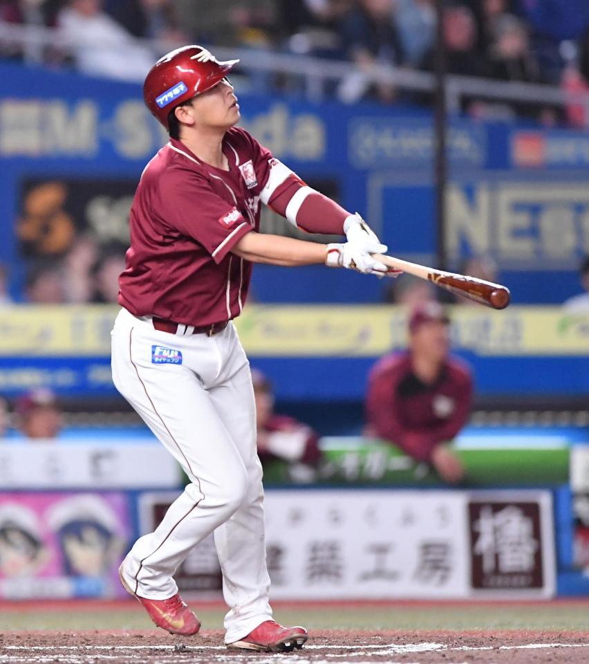 　７回、右飛に倒れた浅村（撮影・開出牧）