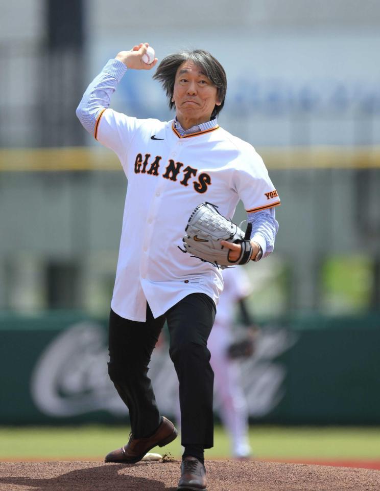 　始球式を務める松井氏（撮影・伊藤笙子）