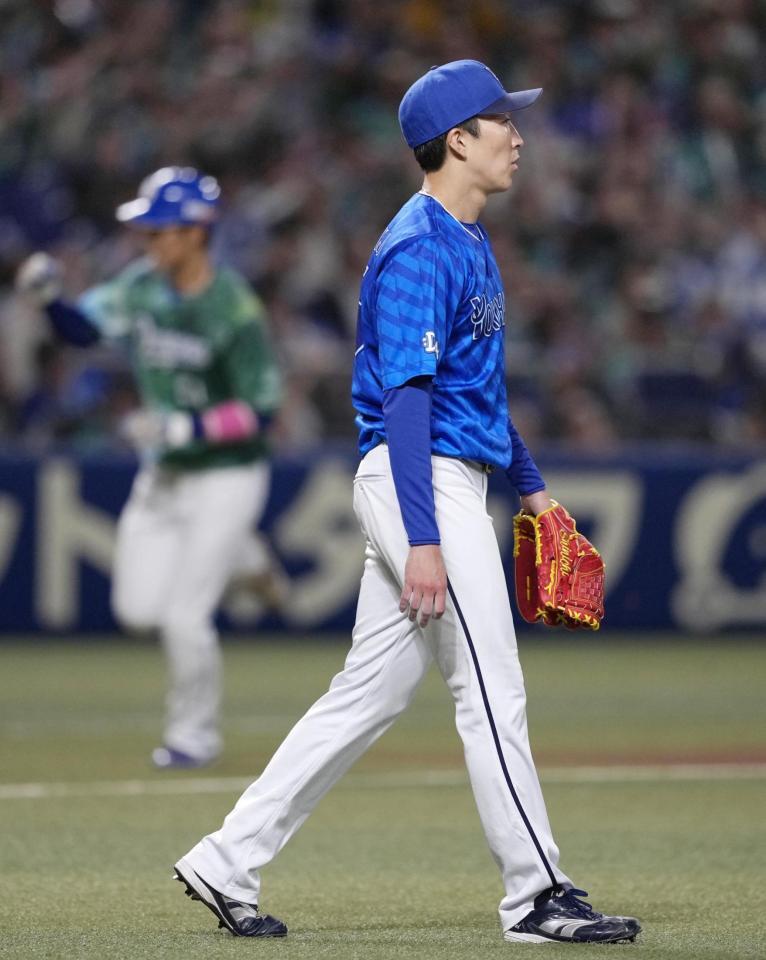 　１回、中日・上林（左）に先制２ランを浴びた大貫