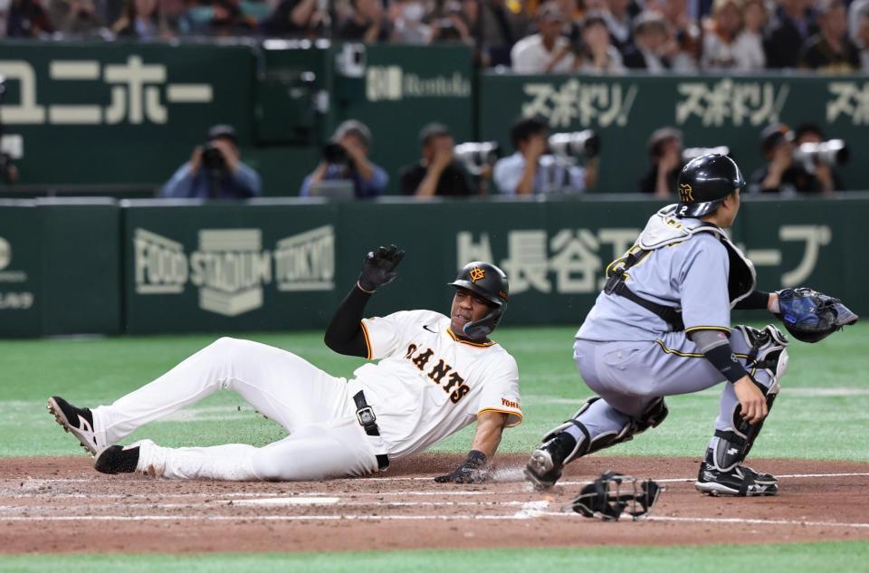 　４回、坂本の二塁打でヘルナンデスが勝ち越しの生還