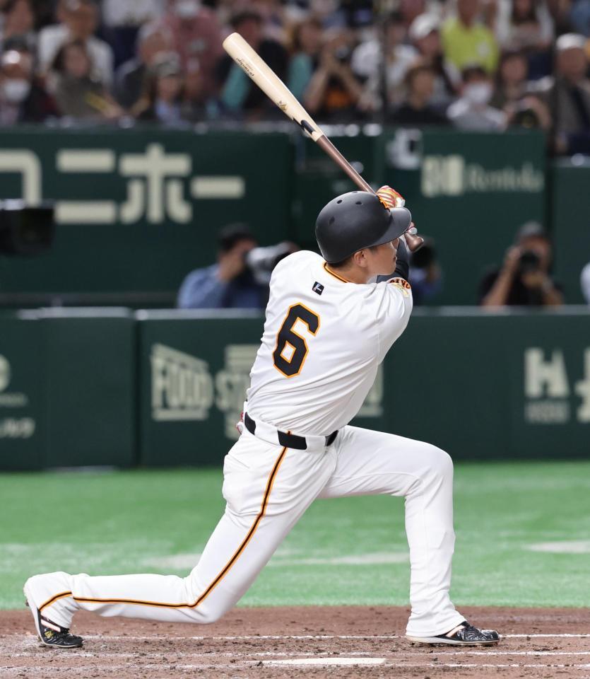 　４回、坂本が左翼線に勝ち越し二塁打を放つ