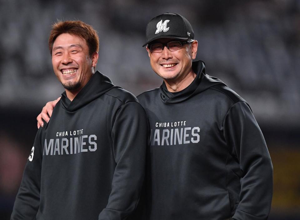 　連敗を６で止め笑顔の吉井監督（右）。左は３番手で好投した八木（撮影・開出牧）