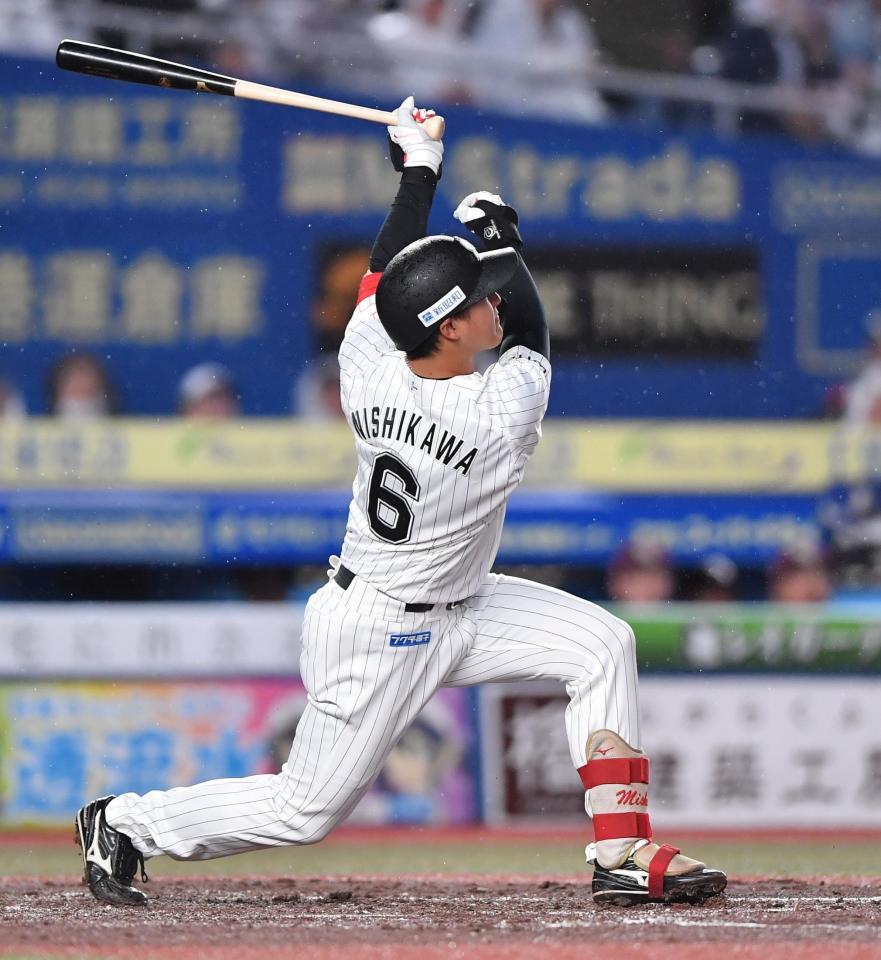 　１回、犠飛を放つ西川（撮影・開出牧）