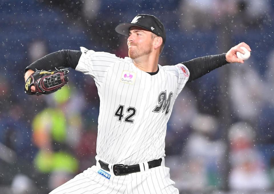 　雨のマウンドで力投するサモンズ（撮影・開出牧）