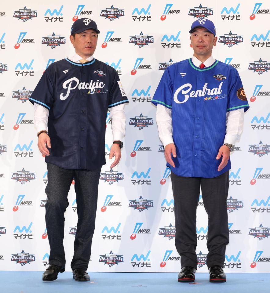 　オールスターの練習用ユニホームに袖を通した小久保監督と阿部監督（撮影・金田祐二）