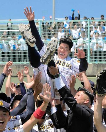 　リーグ優勝を決め、ナインに胴上げされる大産大・小出主将（撮影・金居みつよし）