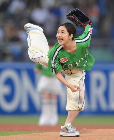 朝ドラ出演俳優が始球式　ノーバンならず「腕が勝手に緊張」と苦笑い　ヤクルトには「半年ある」とエールも