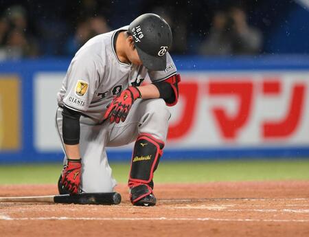 ２回、１死一、三塁でスリーバント失敗となり、肩を落とす赤星（撮影・伊藤笙子）