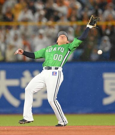 まさかの落球で巨人が先制　強風の神宮でヤクルト・赤羽が遊飛を捕れず　二塁から走者が生還、高津監督は厳しい表情