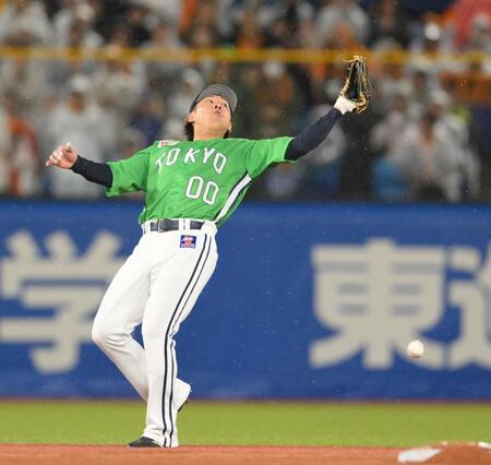 ３回、甲斐の飛球を落とし、先制点を献上した遊撃手の赤羽（撮影・伊藤笙子）